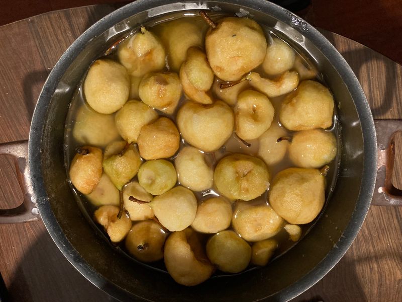 Poires avec le sucre avant cuisson
